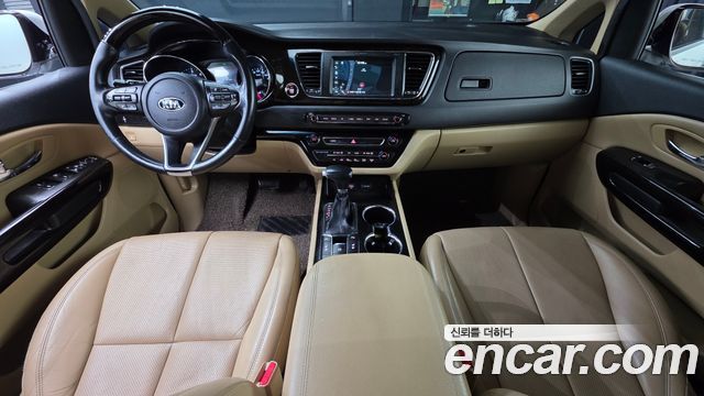 Kia Carnival — interior