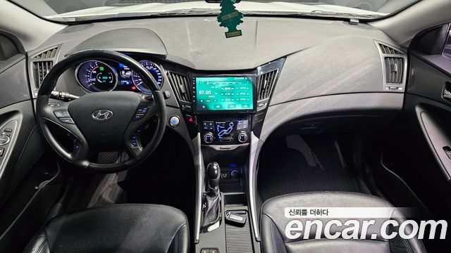 Hyundai Sonata — interior