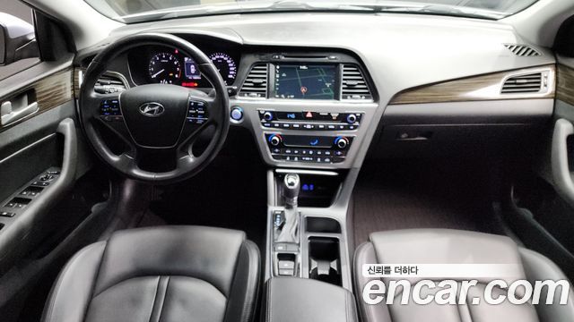Hyundai Sonata — interior