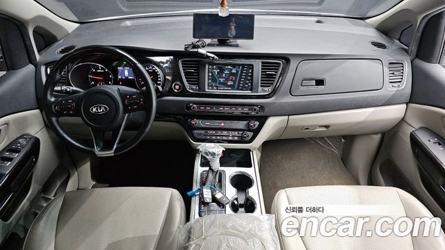 Kia Carnival — interior