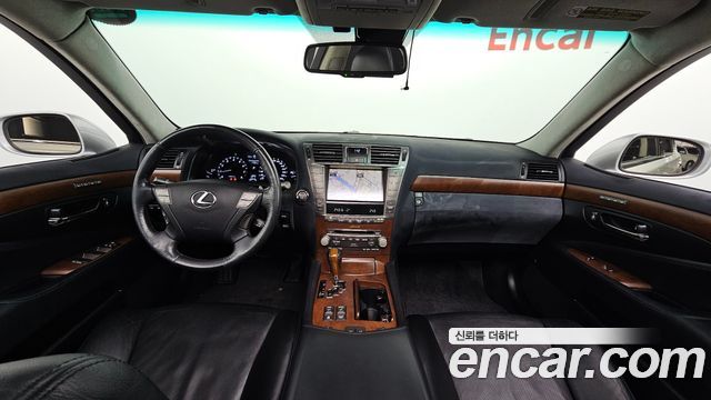 Lexus LS — interior