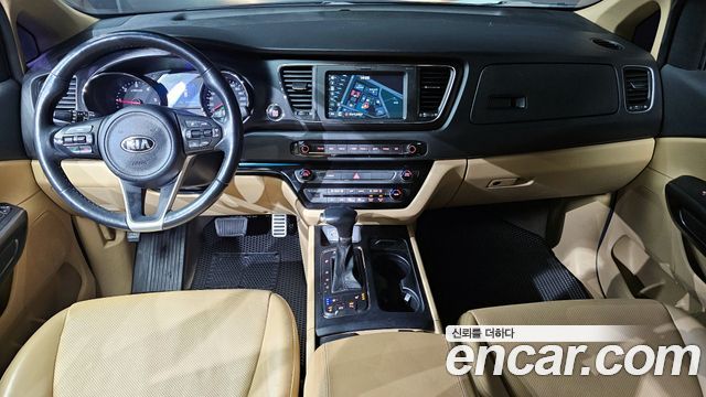 Kia Carnival — interior