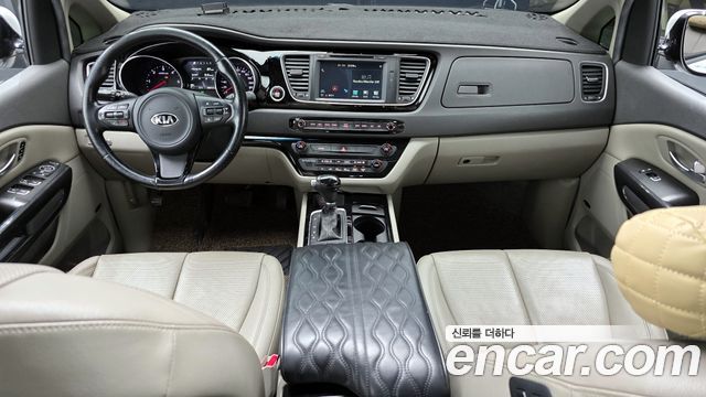 Kia Carnival — interior