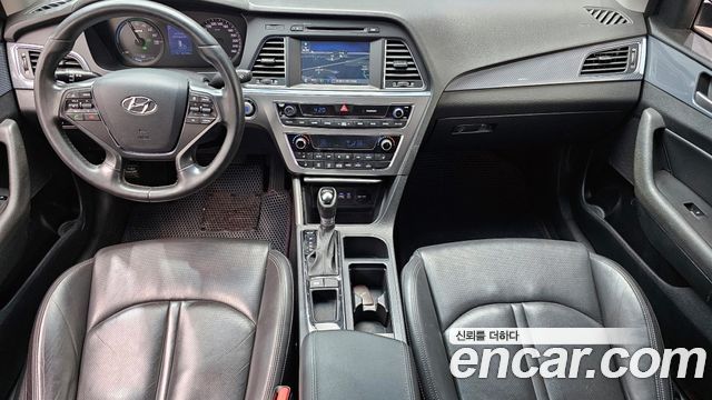 Hyundai Sonata — interior