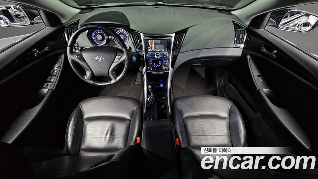 Hyundai Sonata — interior