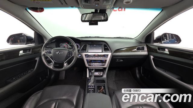 Hyundai Sonata — interior