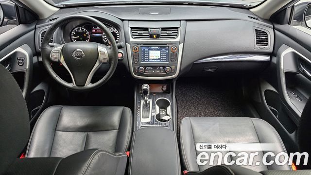 Nissan Altima — interior