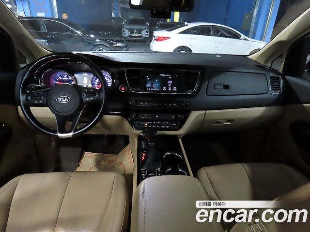 Kia Carnival — interior
