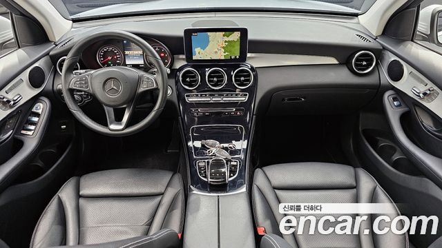 Mercedes-Benz GLC-Class — interior