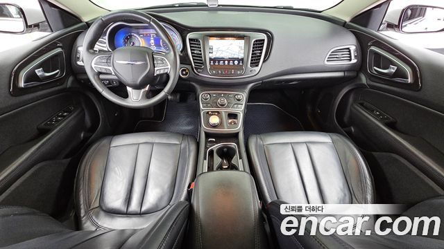 Chrysler 200 — interior