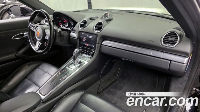 Porsche 718 — interior