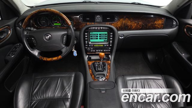 Jaguar XJ — interior