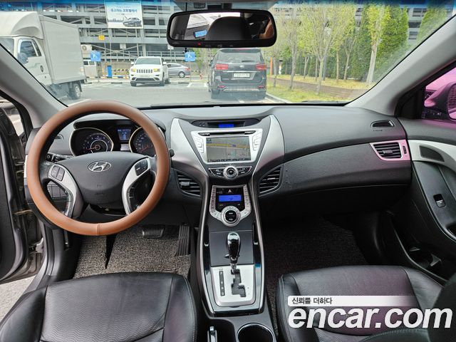 Hyundai Avante — interior