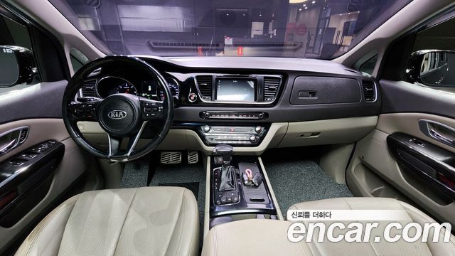 Kia Carnival — interior