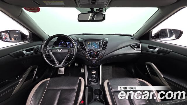 Hyundai Veloster — interior