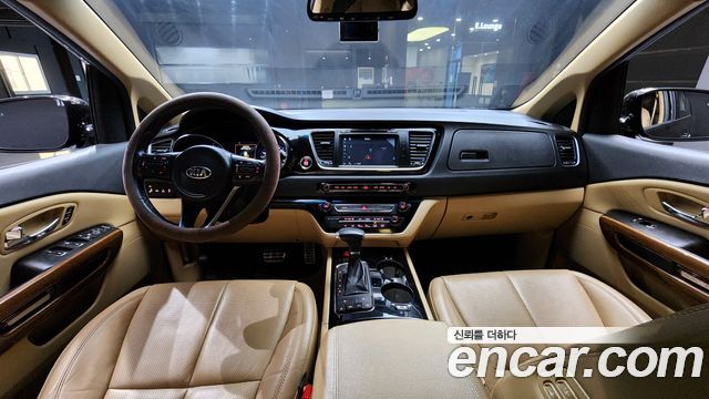 Kia Carnival — interior