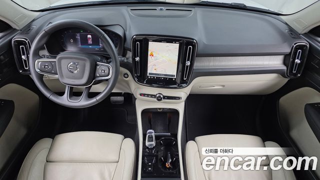 Volvo XC40 — interior