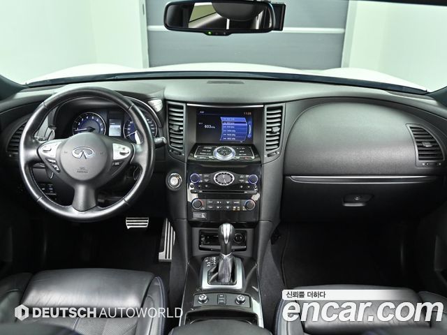 Infiniti QX70 — interior