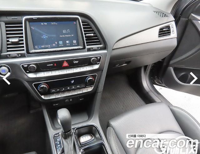 Hyundai Sonata — interior