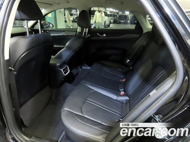 Kia K5 — interior