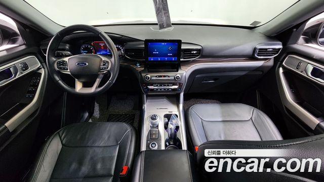Ford Explorer — interior