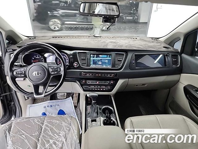 Kia Carnival — interior