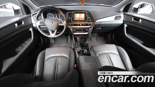 Hyundai Sonata — interior