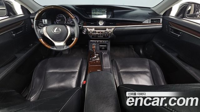Lexus ES — interior