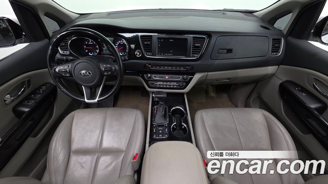 Kia Carnival — interior