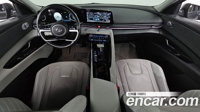 Hyundai Avante — interior