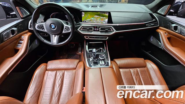 BMW X7 — interior