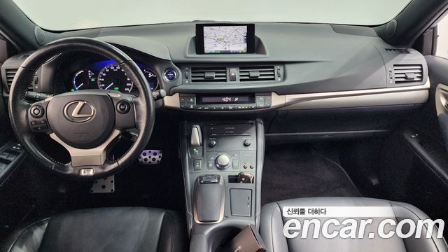 Lexus CT200h — interior