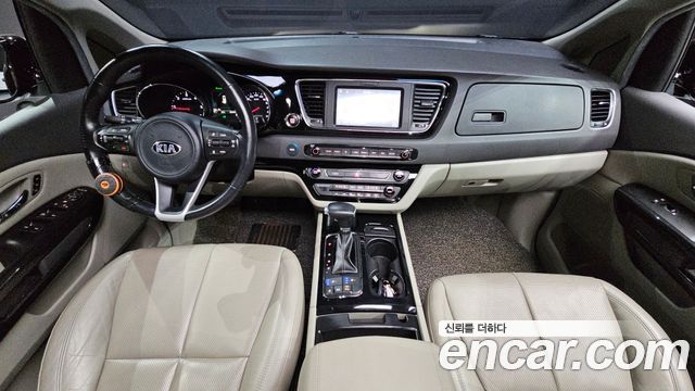 Kia Carnival — interior