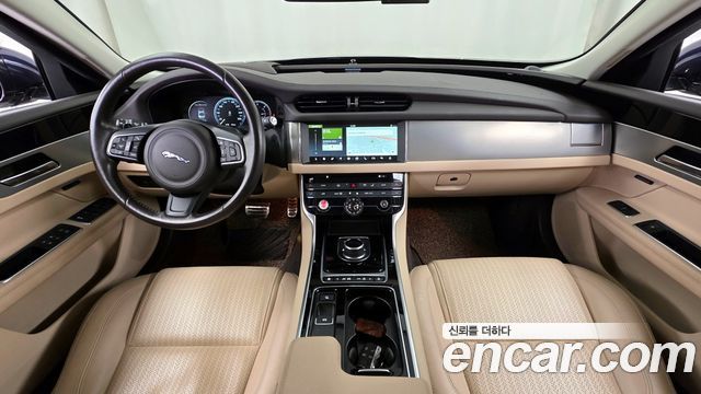 Jaguar XF — interior
