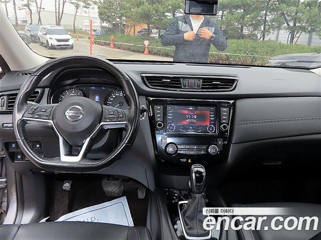 Nissan X-Trail — interior