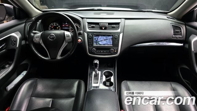 Nissan Altima — interior