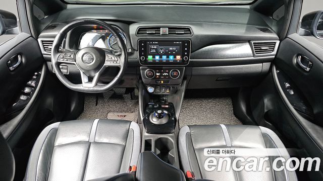 Nissan Leaf — interior