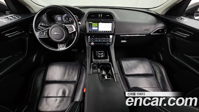 Jaguar F-Pace — interior