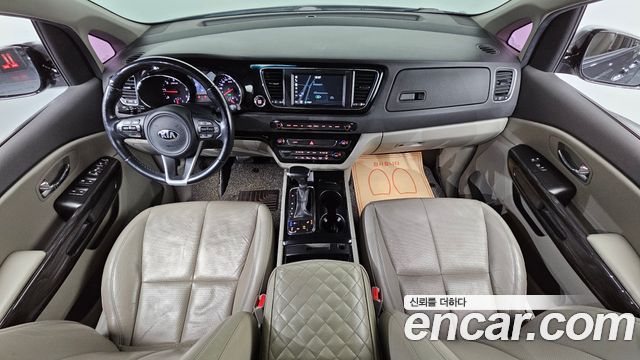 Kia Carnival — interior