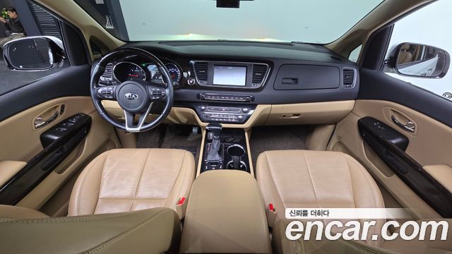 Kia Carnival — interior