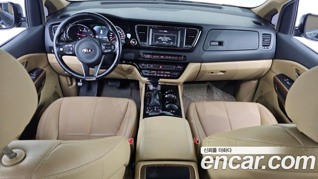 Kia Carnival — interior