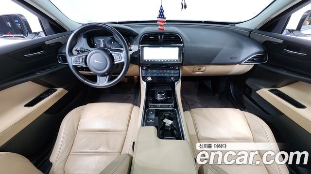 Jaguar XE — interior
