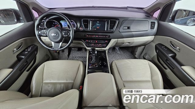 Kia Carnival — interior