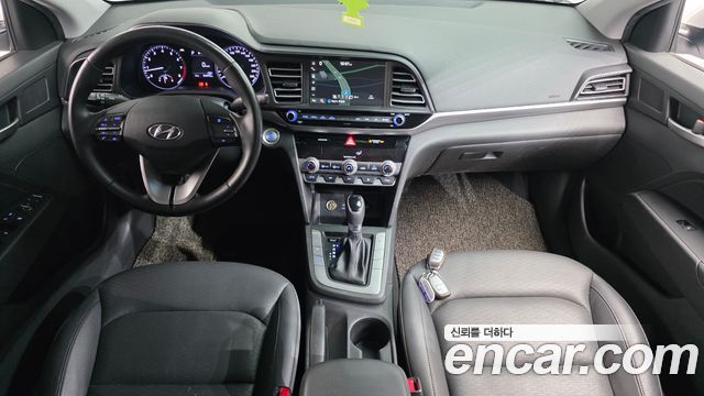 Hyundai Avante — interior