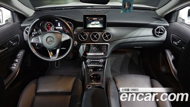 Mercedes-Benz GLA-Class — interior