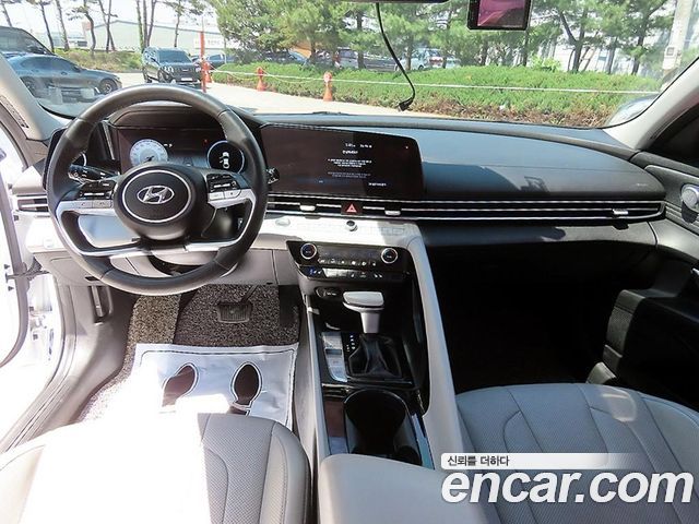 Hyundai Avante — interior