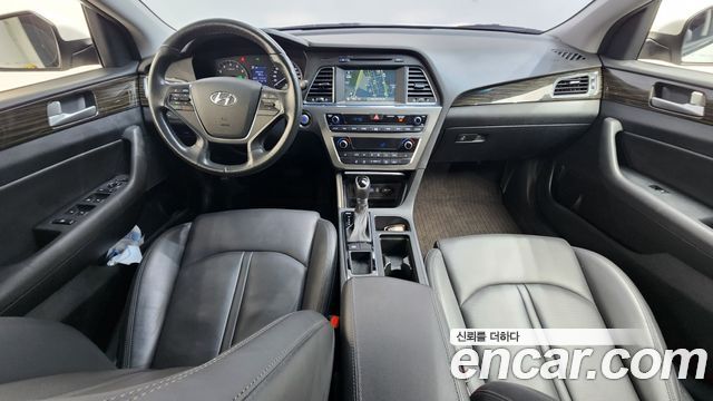 Hyundai Sonata — interior