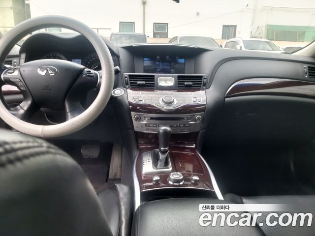 Infiniti Q70 — interior