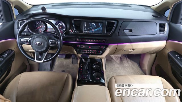 Kia Carnival — interior