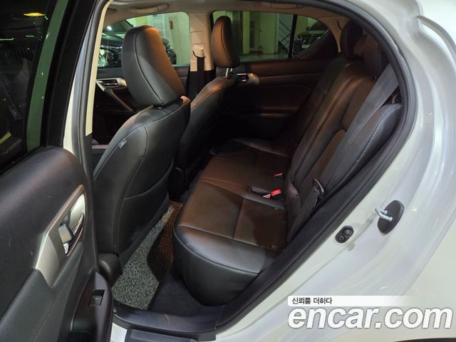 Lexus CT200h — interior